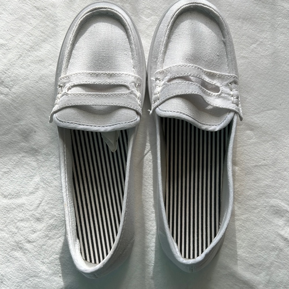 NEW KELLY WHITE SLIP ON FABRIC SNEAKERS SIZE 6.5M  NO BOX